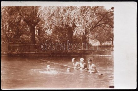 cca 1918-20 Bp., Római fürdő, fürdőzők, rajta részben a Kézdi-Kovács művészcslád tagjai, 2 db fotólap és 1 db fotó. Az egyik fotólap Kézdi-Kovács Elemér (1898-1976) főhadnagynak, későbbi festőművésznek küldve, fotó bal