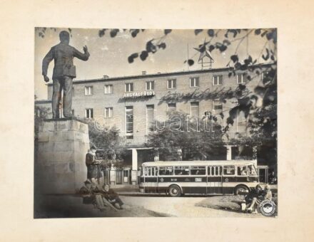 cca 1960 Budapest, Angyalföld, 4-es busz, Ikarus, Autóbuszüzem Propagandacsoport fotója, kartonra kasírozva, hullámos, felületi kopásokkal, 24×29 cm