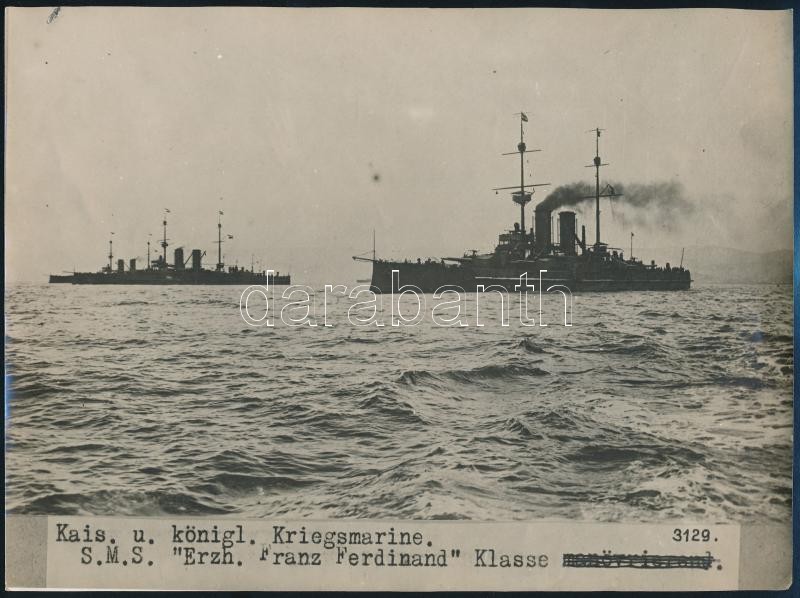 cca 1914-1918 Az Osztrák-Magyar Császári és Királyi Haditengerészet (K.u.K. Kriegsmarine) Radetzky-osztályú pre-dreadnought csatahajói (Schlachtschiff) menetben: előtérben (jobb oldalt) az SMS Erzherzog Franz Ferdinand, háttérben (bal