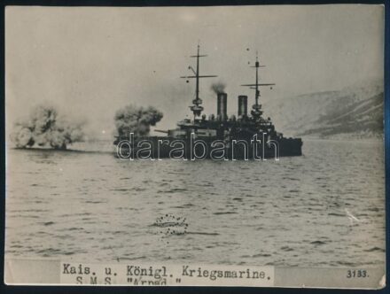 cca 1914-1918 SMS Árpád, az Osztrák-Magyar Császári és Királyi Haditengerészet (K.u.K. Kriegsmarine) Habsburg osztályú pre-dreadnought csatahajója (Schlachtschiff) lőgyakorlaton, feliratozott fotó, az egyik sarkán kissé sérült,
