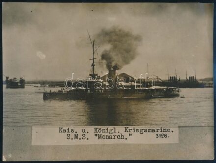 cca 1914-1918 SMS Monarch, az Osztrák-Magyar Császári és Királyi Haditengerészet (K.u.K. Kriegsmarine) Monarch-osztályú partvédő páncélosa kifut a pólai kikötőből, feliratozott fotó, az egyik sarkán kis sérüléssel, 22,5x17 cm /