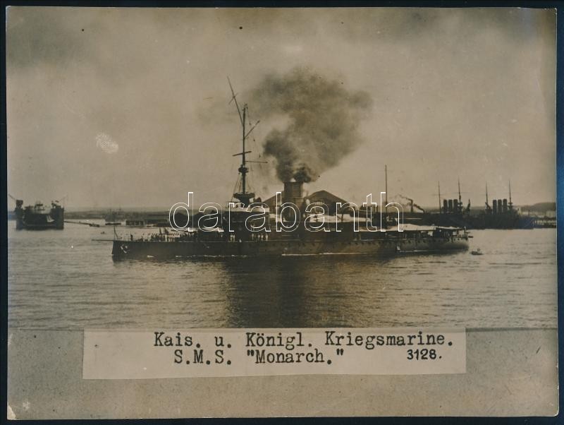 cca 1914-1918 SMS Monarch, az Osztrák-Magyar Császári és Királyi Haditengerészet (K.u.K. Kriegsmarine) Monarch-osztályú partvédő páncélosa kifut a pólai kikötőből, feliratozott fotó, az egyik sarkán kis sérüléssel, 22,5x17 cm /