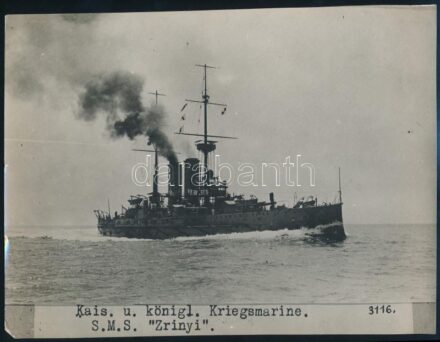 cca 1914-1918 SMS Zrínyi, az Osztrák-Magyar Császári és Királyi Haditengerészet (K.u.K. Kriegsmarine) Radetzky-osztályú pre-dreadnought csatahajója (Schlachtschiff) menetben, feliratozott fotó, az egyik sarkán kissé sérült, 22x17 cm
