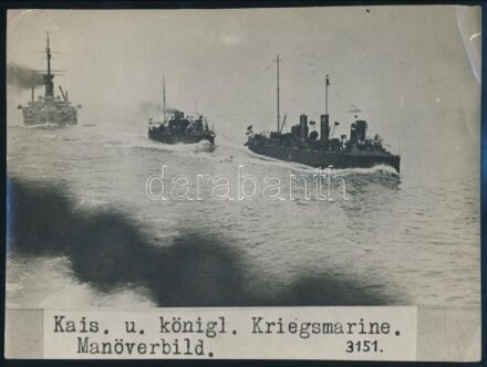 cca 1914-1918 Az Osztrák-Magyar Császári és Királyi Haditengerészet (K.u.K. Kriegsmarine) hadihajója és torpedónaszádjai (első '12'-es, második 'Kaiman'-osztályú torpedónaszád) menetben, feliratozott fotó, sarkain kis