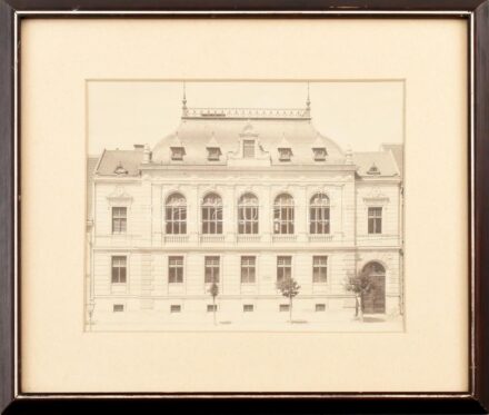 cca 1890-1910 Sopron, Petőfi Sándor tér, bank épülete, vintage fotó Stagl Ferenc soproni fényképész műterméből, jelezve jobbra lent szárazbélyegzővel, 23x28,5 cm, üvegezett fakeretben / cca 1890-1900 Ödenburg, Petőfi Sándor