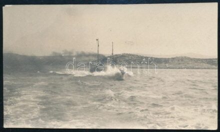 cca 1914-1918 Az Osztrák-Magyar Császári és Királyi Haditengerészet (K.u.K. Kriegsmarine) 'Kaiman'-osztályú torpedónaszádja menetben, fotó, 9x5,5 cm / cca 1914-1918 Kaiman-class torpedo boat of the Austro-Hungarian Navy (K.u.K.