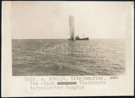 cca 1914-1918 Az Osztrák-Magyar Császári és Királyi Haditengerészet (K.u.K. Kriegsmarine) tengeralattjárójának sikeres torpedótalálata egy gőzhajón, feliratozott fotó, az egyik sarkán apró sérüléssel, 18x13 cm / cca 1914-1918