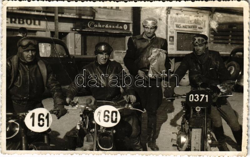 Motorversenyzők motorbiciklikkel egy magyar városban / Motorcyclists on motorbikes in a Hungarian town, sport. photo (fa)