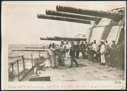 cca 1914-1918 SMS Prinz Eugen, az Osztrák-Magyar Császári és Királyi Haditengerészet (K.u.K. Kriegsmarine) Tegetthoff-osztályú dreadnought csatahajója (Schlachtschiff), fedélzeti részlet a hajó fő fegyverzetének 305 mm-es ágyúival,