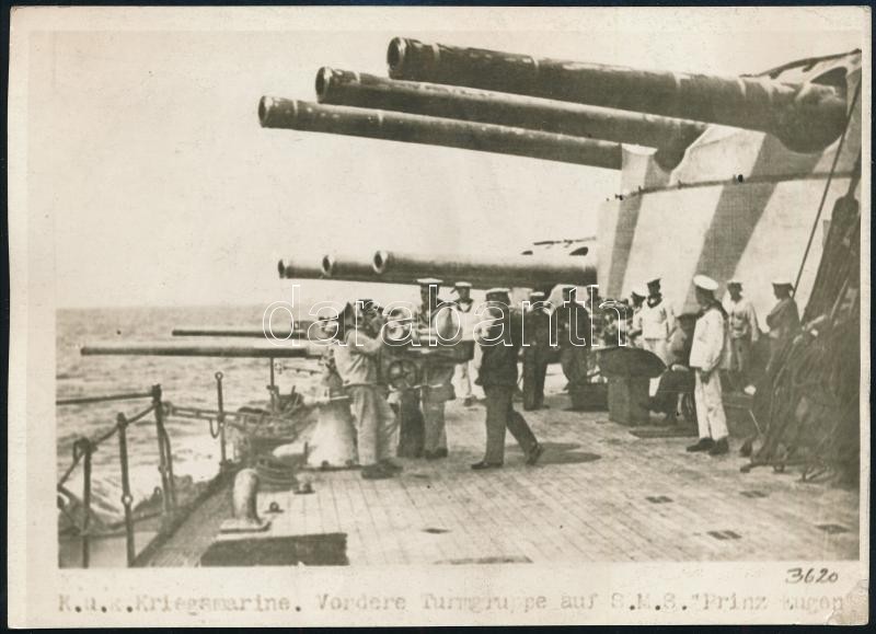 cca 1914-1918 SMS Prinz Eugen, az Osztrák-Magyar Császári és Királyi Haditengerészet (K.u.K. Kriegsmarine) Tegetthoff-osztályú dreadnought csatahajója (Schlachtschiff), fedélzeti részlet a hajó fő fegyverzetének 305 mm-es ágyúival,