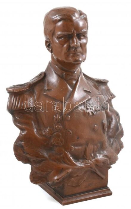 Donáth László: Vitéz nagybányai Horthy Miklós mellszobra / büszt, m: 25 cm 3,5 kg Jelzés a talpán.