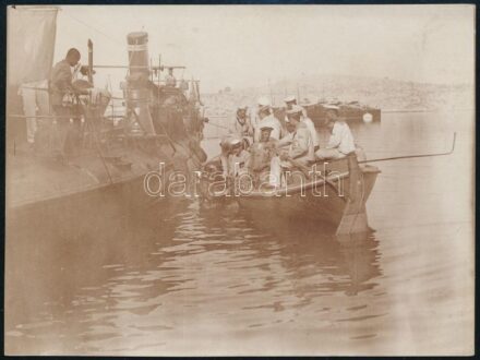 cca 1914-1918 Az Osztrák-Magyar Császári és Királyi Haditengerészet (K.u.K. Kriegsmarine) búvárja pihenőt tart tengeralattjáró megvizsgálása közben, fotó, hátoldalán feliratozva, 12x9 cm / cca 1914-1918 Diver of the