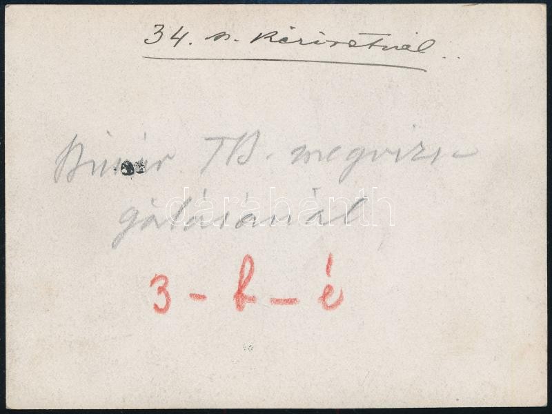 cca 1914-1918 Az Osztrák-Magyar Császári és Királyi Haditengerészet (K.u.K. Kriegsmarine) búvárja pihenőt tart tengeralattjáró megvizsgálása közben, fotó, hátoldalán feliratozva, 12x9 cm / cca 1914-1918 Diver of the - Image 2