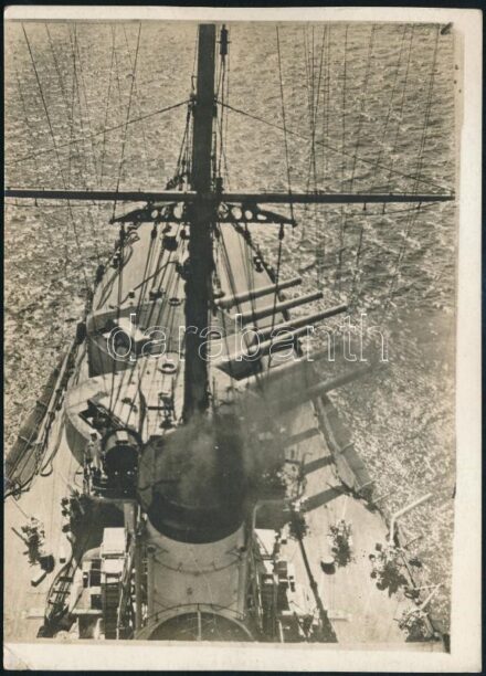 cca 1914-1918 Az Osztrák-Magyar Császári és Királyi Haditengerészet (K.u.K. Kriegsmarine) Tegetthoff-osztályú dreadnought csatahajójának (Schlachtschiff) fedélzete és 305 mm-es ágyúi az árbóckosárból nézve, a hátoldalán