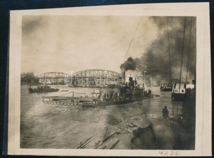 cca 1914-1918 SMS Körös, az Osztrák-Magyar Császári és Királyi Haditengerészet (K.u.K. Kriegsmarine) monitor típusú hadihajója Péterváradnál (Petrovaradin/Peterwardein), aknafogóval felszerelve, a hátoldalán feliratozott fotó,