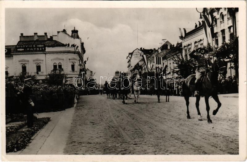 1940 Kolozsvár, Cluj; bevonulás, Horthy Miklós, magyar zászlók, Gilovics Papszt. Sárai E. 67. / entry of the Hungarian troops, Regent Horthy, Hungarian flags (fl)