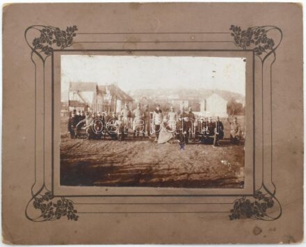cca 1914-1918 Wéber Ferenc tüzértizedes katonatársaival az első világháborúban, kartonra kasírozott fotó, hátoldalon feliratozva, 11×15 cm