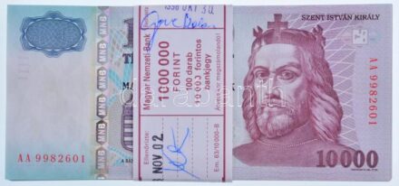 1998. 10.000Ft (100x) sorszámkövetők 'AA 9982601 - AA 9982501', eredeti Magyar Nemzeti Bank kötegelővel, kötegelőn 1998. október 30-i dátum T:I / Hungary 1998. 10.000 Forint (100x) consecutive serials 'AA 9982601 - AA 9982501' in original