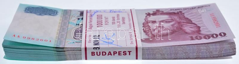 1998. 10.000Ft (100x) sorszámkövetők 'AA 9982601 - AA 9982501', eredeti Magyar Nemzeti Bank kötegelővel, kötegelőn 1998. október 30-i dátum T:I / Hungary 1998. 10.000 Forint (100x) consecutive serials 'AA 9982601 - AA 9982501' in original - Image 3