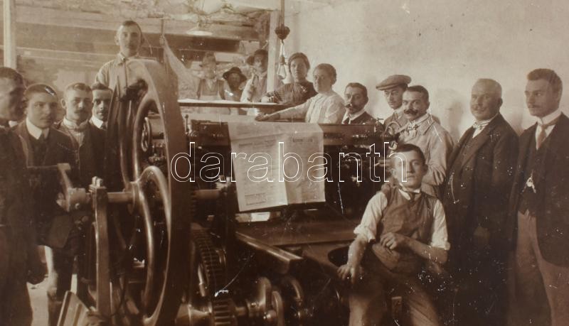 1911 Kecskemét, Részvény Nyomda a földrengéskor, 2 db keményhátú fotó kopásnyomokkal, 12×16 cm - Image 2