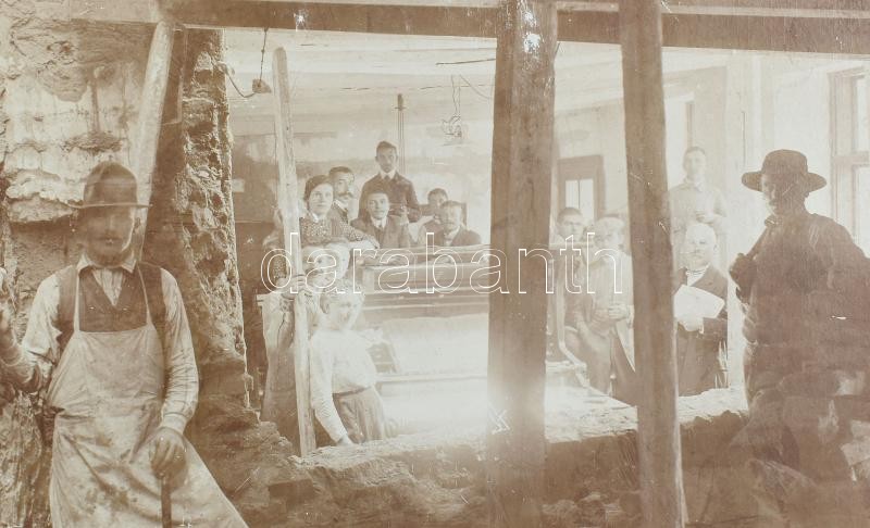 1911 Kecskemét, Részvény Nyomda a földrengéskor, 2 db keményhátú fotó kopásnyomokkal, 12×16 cm - Image 3