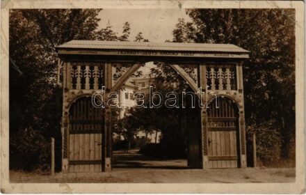 1936 Szántód, Államvasúti alkalmazottak üdülőtelepe, székelykapu. Schäffer Gy. felvétele (fl)