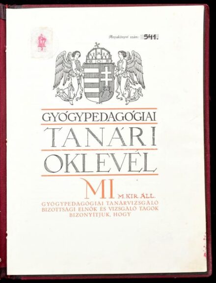 1935 Bp., a Gyógypedagógiai Tanárképző Főiskola által kiállított gyógypedagógiai tanári oklevél, aláírásokkal, okmánybélyeggel, eredeti félbőr és vászon mappában, függő viaszpecséttel