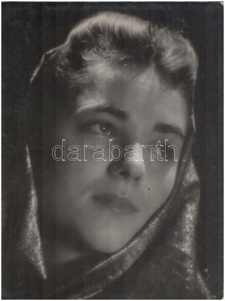 Korschelt Miklós (1900-1982): Magdolna. pecséttel jelzett, feliratozott fotóművészeti alkotás, Nemzeti Művészi Fényképkiállítás címkéjével, 38-as tételszámmal. Kopásnyomokkal, sarkaiban törésnyomokkal. 40x30 cm