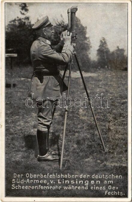 Der Oberbefehlshaber der deutschen Süd-Armee, v. Linsingen am Scheerenfernrohr während eines Gefechts / Alexander von Linsingen német császári tábornok, vezérezredes, első világháborús hadvezér az ollós teleszkópnál csata közben /