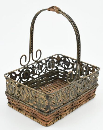 Kínáló kosárka, fém és rattan, kisebb kopásnyomokkal, 20x14x24,5 cm