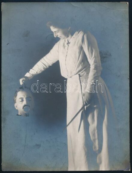 1916 Kerny István (1879-1963) budapesti fotóművész hagyatékából a ,,Judit' című vintage fotó, amelyet a leánya, Kerny Gizella feliratozott (cca 1980), felületén retus nyomok, 21x15,8 cm