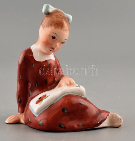 Bodrogkeresztúri kerámia olvasó kislány, kézzel festett, jelzés nélkül, kis kopással, m: 12,5 cm