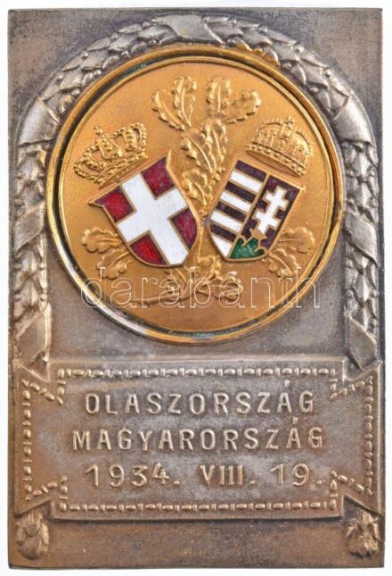 1934. 'Olaszország - Magyarország 1934. VIII. 19.' zománcbetétes, részben aranyozott, ezüstözött sport emlékplakett a budapesti atlétikai versenyről(?), 'ARKANZAS BPEST' gyártói jelzéssel, eredeti díszdobozában (61x41mm) T:1-,2