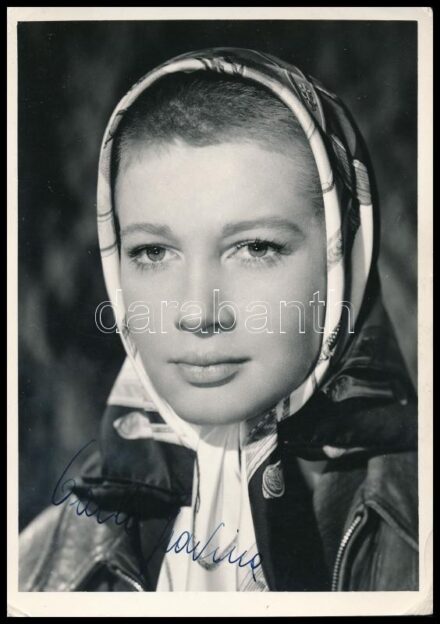 Carla Gravina (1941- ) olasz színésznő, politikus autográf aláírása őt ábrázoló fotón