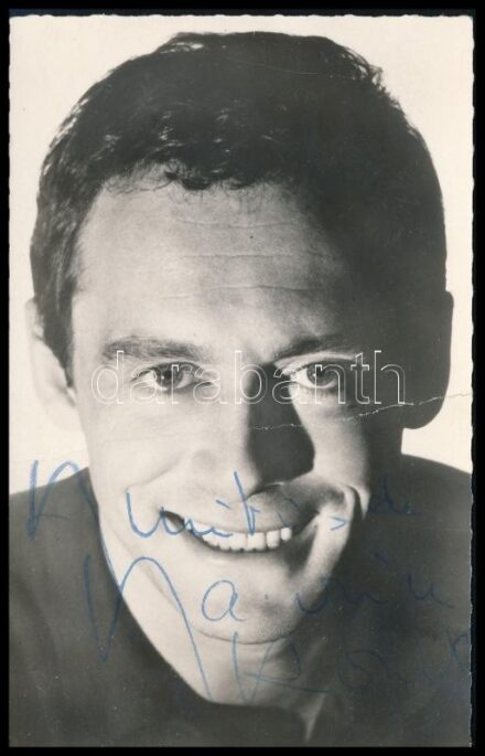 Maurice Ronet (1927-1983) francia színész autográf aláírása őt ábrázoló fotólapon, törésnyommal