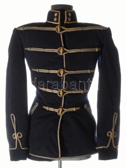 k.u.k. 1881M gyalogos tiszti atilla, főhadnagyi rendfokozat jelzéssel, megkímélt, szép állapotban, védőhuzattal. / Austro-Hungarian Monarchy infantry officer coat in nice condition, with protective cover