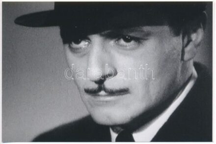 Jávor Pál (1902-1959) színész portréja, Fekete György (1904-1990) budapesti fényképész hagyatékából 1 db mai nagyítás, + hozzáadva a Híd című lap 1940/11. számában megjelent fotómontázst, amelyet Kiss P. készített, a Dankó