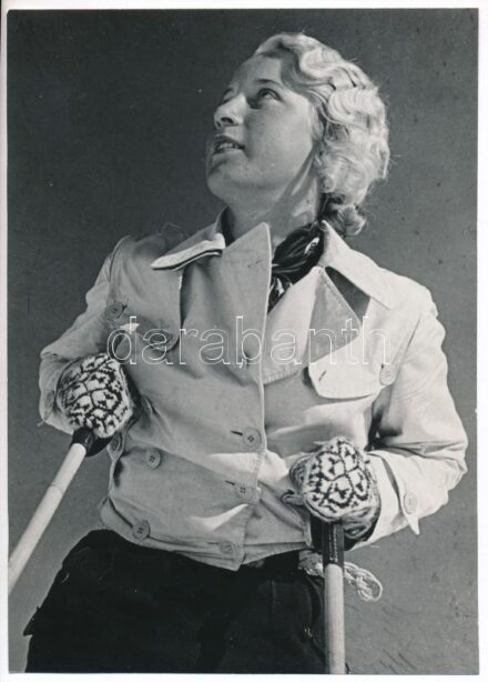 cca 1938 Dr. Csörgeő Tibor (1896-1968) budapesti fotóművész hagyatékából, pecséttel jelzett vintage fotó (sípályán), egyik sarkán kis törésvonal, ezüstzselatinos fotópapíron, 17,6x12,5 cm