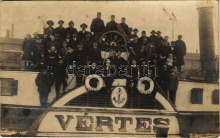 MFTR 'VÉRTES' oldalkerekes vontató gőzhajó, csoportkép / Hungarian side wheeler steam tug. Spezial Chlorbrom Postkarte Danubius GWL. photo (fl)