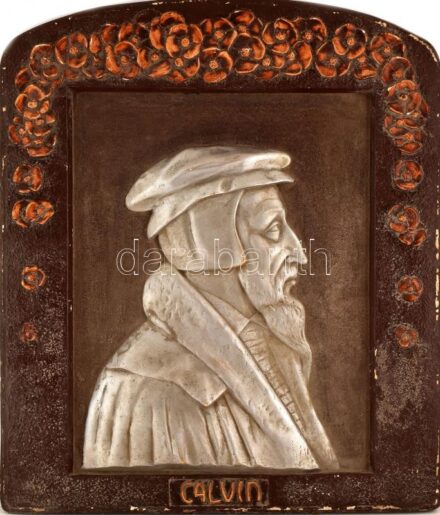 Kálvin János reformátor portréja, papírmasé, jelzés nélkül, 1900-1910 körül, kopásnyomokkal. Szecessziós, virágdíszes, kissé sérült fakeretben. 58x48 cm