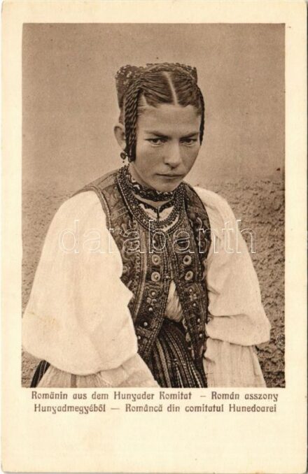 Román asszony Hunyad megyéből. Jos. Drotleff Hermannstadt / Rumänin aus dem Hunyader Komitat / Romanca din comitatul Hunedoarei / Transylvanian folklore, Romanian woman from Hunedoara County (EK)