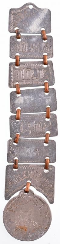 ~1946. 'Fogsági emlék' nyolc elemből álló Al függő, bronz kapcsokkal összefűzve, hét darab bajorországi település (Wilderana, Hozenberg, Titling, Janahof, Cham, Straubing, Regensburg) nevével (127x27mm) T:2 oxidáció / Hungary ~1946.