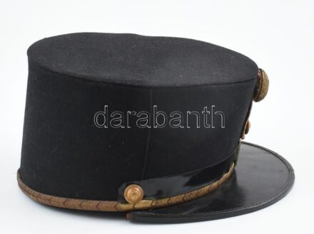 M. kir. honvéd 1940-es évek eleje. Fekete tiszti sapka. Vörös béléssel. Megkímélt, jó állapotban. / Officer's hat.