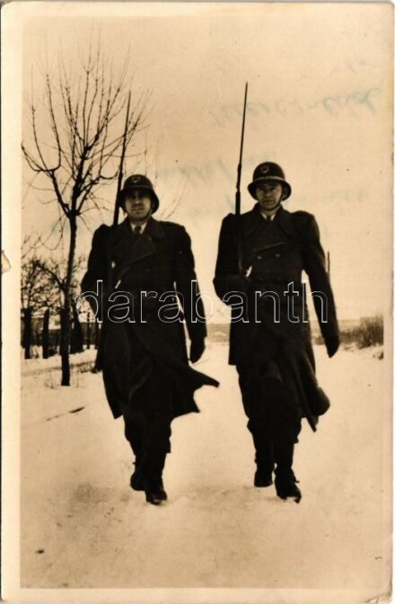 Portyázó járőr. Rendőrségi emléklap bizottság, Belügyminisztérium kiadása / Hungarian policemen