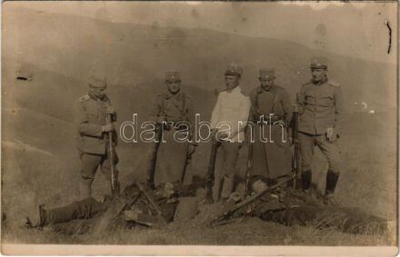 Első világháborús katonák az elesett ellenséggel pózolnak / WWI military, soldiers posing with the dead bodies of the enemy. photo (Rb)