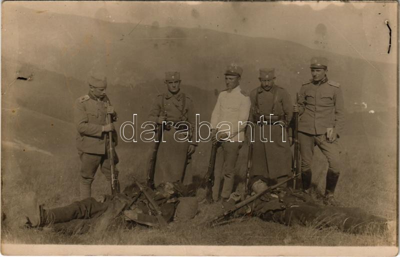 Első világháborús katonák az elesett ellenséggel pózolnak / WWI military, soldiers posing with the dead bodies of the enemy. photo (Rb)