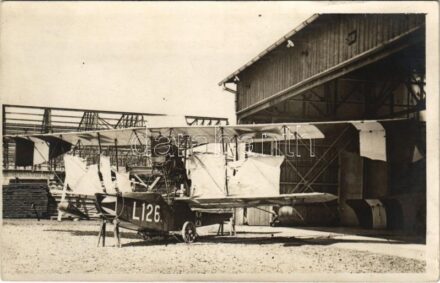 Az Osztrák-Magyar Haditengerészet repülőállomása Polában, matrózok egy sérült hidroplánnal (L 126 lajstromjelű) / K.u.K. Kriegsmarine Wasserflugzeug / WWI Austro-Hungarian Navy, mariners with damaged 'L 126' naval aircraft, seaplane