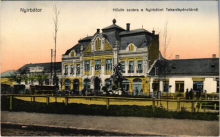 1927 Nyírbátor, Hősök szobra a Takarékpénztár előtt, piac