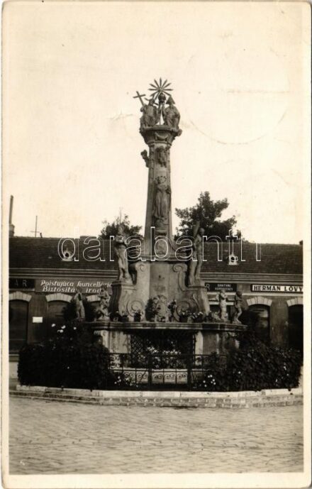 1938 Érsekújvár, Nové Zámky; Szentháromság szobor, Bíztosítási iroda, Herman Lővy üzlete / Holy Trinity statue, insurance office, shops. Kováts photo (fa)