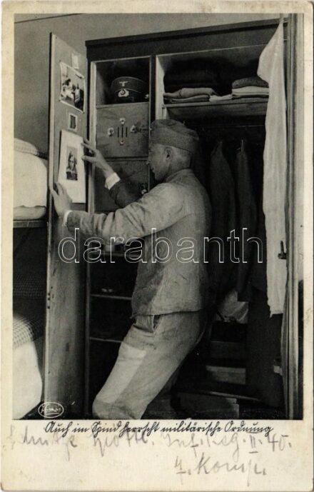 1936 Német katona szerelme képével a hálókörletben / German military, soldier looking at his lover's photo in the dormitary. Photo: Hanns Hubmann. Kosmos Nr. 169.